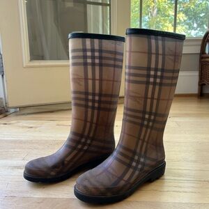 Burberry rain boots women’s size 37, they run a bit small.